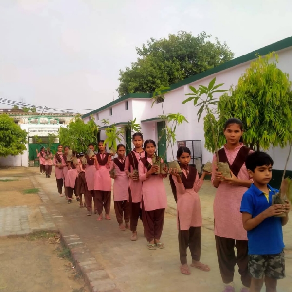 पौधरोपण करने जाते स्कूली बच्चे