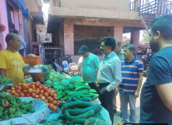 Surprise inspection in the main market of Basohli, fine collected from violators