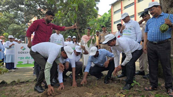 वोट फॉर अर्थ, वोट फॉर डेमोक्रेसी, थीम पर पर्यावरण दिवस पर डीएम और छात्रों ने किया पौधरोपण