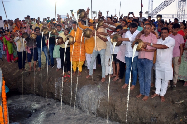 कंगन घाट पर गंगा दशहरा  के दौरान हिंदू श्रद्धालु पवित्र नदी गंगा में दूध चढ़ाते हुए।