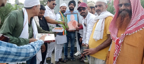 मुख्यमंत्री योगी आदित्यनाथ के जन्म दिन मनाते हुए अल्पसंख्यक मोर्चा भाजपा के कार्यकर्ताओं का छाया चित्र मुख्यमंत्री योगी आदित्यनाथ के जन्म दिन मनाते हुए अल्पसंख्यक मोर्चा भाजपा के कार्यकर्ताओं का छाया चित्र