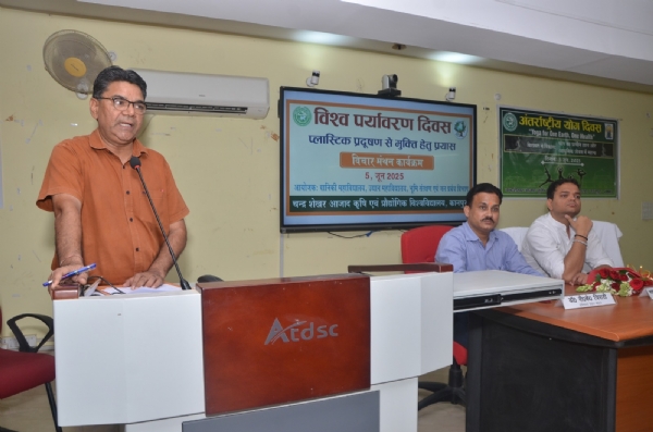 सी एस ए विश्वविद्यालय में कार्यक्रम करते योगशाधक व अन्य