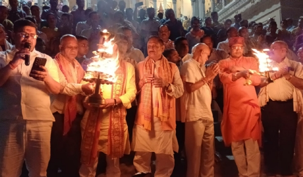 पक्का घाट पर माँ गंगा की भव्य पूजा-अर्चना और दुग्धाभिषेक का आयोजन