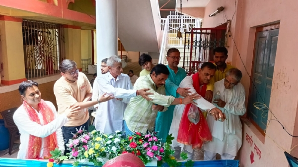 बावली में जल अर्पित करते हुए मंदिर समिति के पदाधिकारी व अन्य।