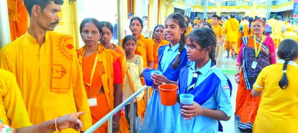 जल सेवा करते बच्चे