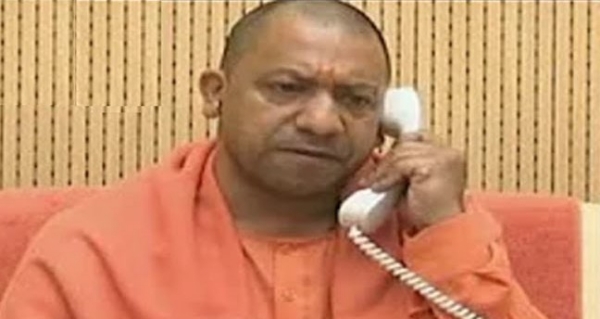 योगी आदित्यनाथ को फोन पर बात करते हुए