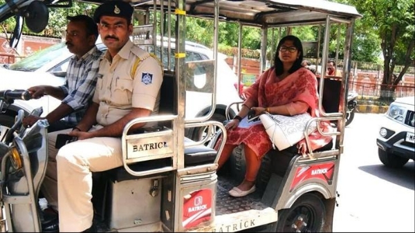 ग्वालियरः कलेक्टर ने ई-रिक्शा से ऑफिस पहुंचकर दिया पर्यावरण संरक्षण का संदेश