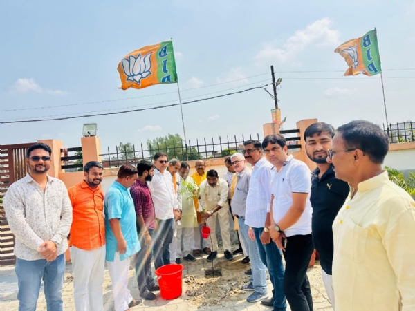 मुख्यमंत्री योगी आदित्यनाथ के जन्म दिवस पर पौधरोपण कर की गई दीर्घायु होने की कामना