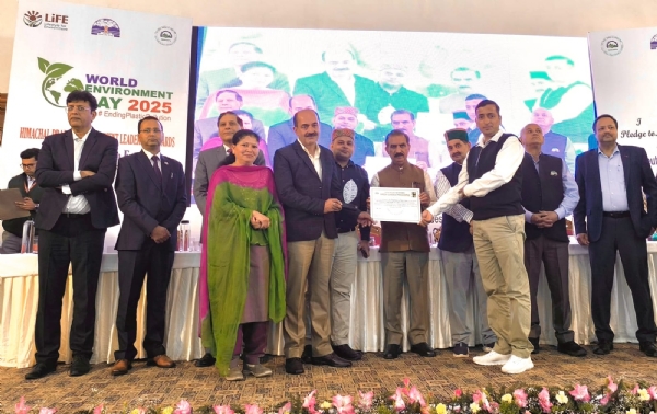 ग्रीन स्कूल अवार्ड देते मुख्यमंत्री ग्रीन स्कूल अवार्ड देते मुख्यमंत्री