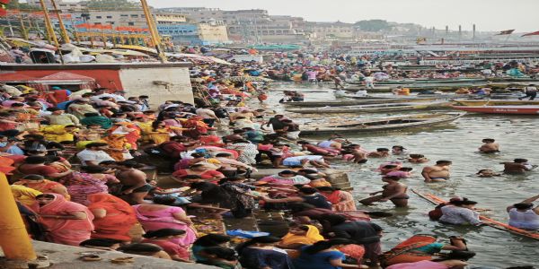 वाराणसी: गंगा दशहरा पर लाखों श्रद्धालुओं ने पुण्य सलिला गंगा में लगाई आस्था की डुबकी, किया दान पुण्य