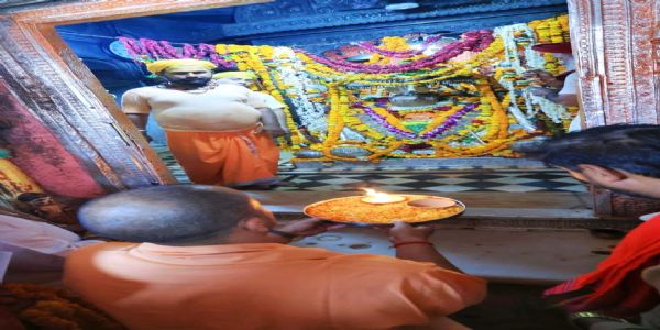 जन्मभूमि परिसर में राजा राम समेत परकोटे में विराजमान देवों की प्राण प्रतिष्ठा के लिए मंदिर पहुंचे मुख्यमंत्री योगी आदित्यनाथ