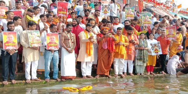 वाराणसी: प्रदेश के मुख्यमंत्री योगी आदित्यनाथ के जन्मदिन पर मां गंगा का दुग्धाभिषेक