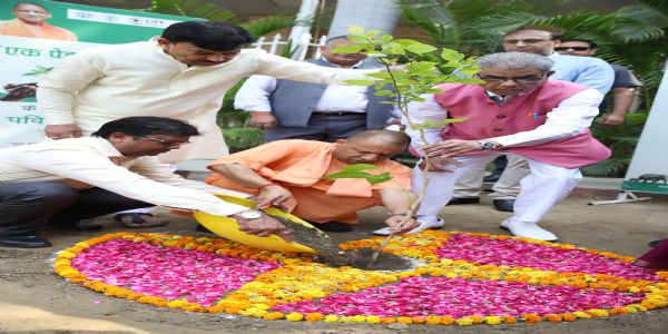 विश्व पर्यावरण दिवस पर सीएम योगी ने किया पौधरोपण