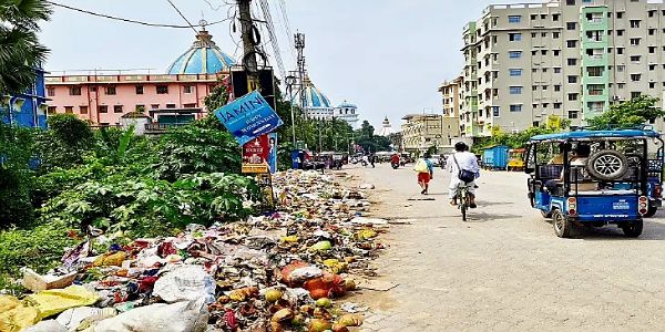 मायापुर में सड़क किनारे जगह-जगह कूड़े का ढेर, फैल रहा दुर्गंध