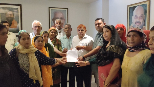 शिक्षा मंत्री महिपाल दंड के आवास पर उनके ओएसडी गुलाब सिंह को मांग पत्र देते मिड डे मील यूनियन के पदाधिकारी