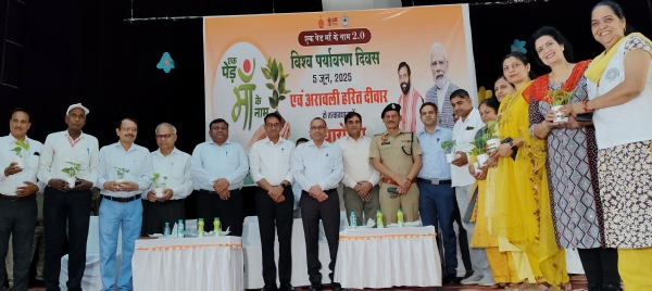 राष्ट्रव्यापी अभियान एक पेड़ मां के नाम 2.0 की शुरुआत करते डीसी डॉ विवेक भारती।
