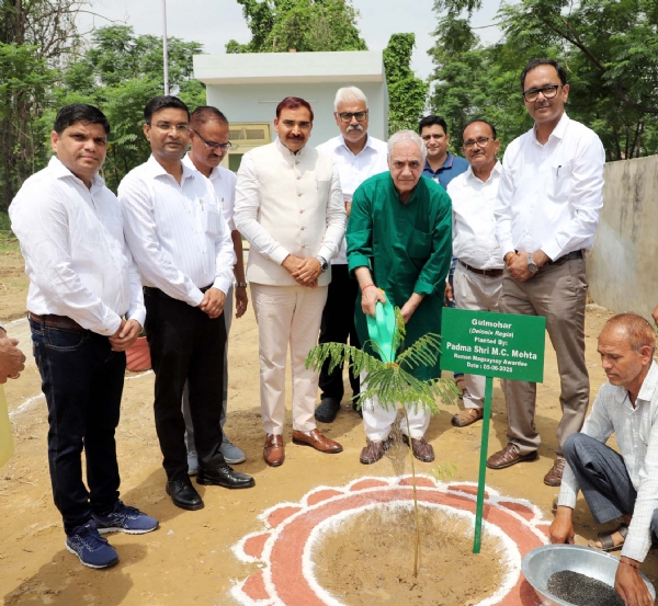 गुजवि परिसर में पौधारोपण करते मुख्यातिथि पद्मश्री एमसी मेहता व कुलपति प्रो. नरसी राम बिश्नोई।