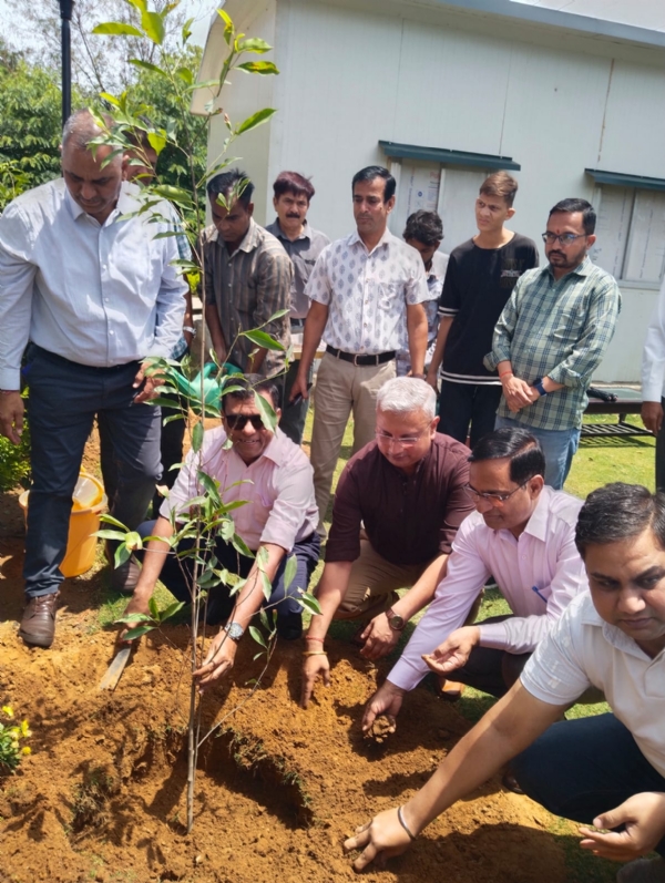 विश्व पर्यावरण दिवस के अवसर पर एसीबी मुख्यालय में वृक्षारोपण  कर लिया नियमित देखभाल करने का संकल्प