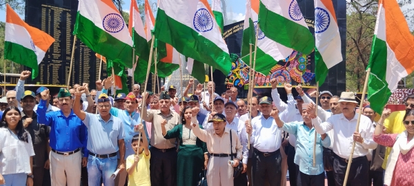 तिरंगा यात्रा निकालते हुए पूर्व सैनिक।