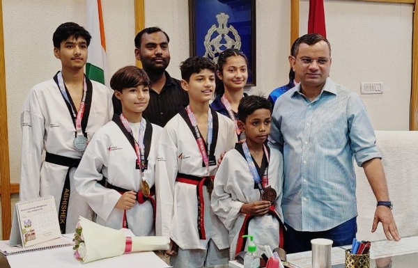 राज्य स्तरीय ताइक्वांडो प्रतियोगिता के पदक विजेता खिलाड़ियों को अपने कार्यालय में सम्मानित करते एसएसपी सतपाल अंतिल ।