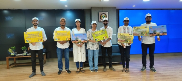 एआईआईए में प्लास्टिक के नुकसान पर नाटक प्रस्तुत करते छात्र