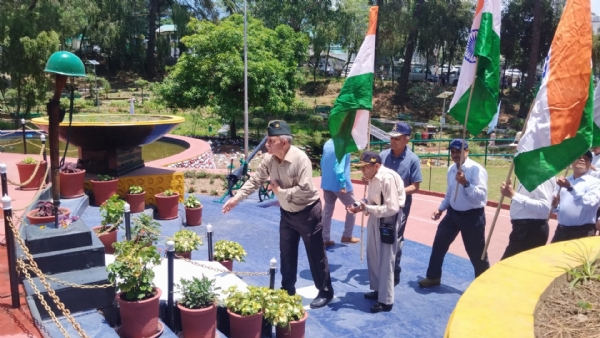 शहीदों को नमन करते हुए पूर्व सैनिक अधिकारी।