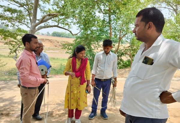 स्थल निरीक्षण करती परियोजना के प्रोजेक्ट मैनेजर हरिशंकर गुप्ता और अवर अभियंता साधना वर्मा की टीम ।