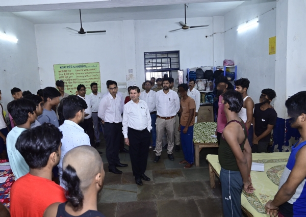 पर्यवेक्षण गृह का निरीक्षण करते जिला जज व डीएम