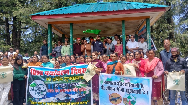 एक पेड़ मां के नाम अभियान की झंडी दिखाते हुए उपायुक्त