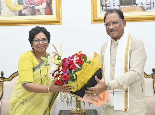 मुख्यमंत्री विष्णु देव साय से राष्ट्रीय महिला आयोग की अध्यक्ष विजया रहाटकर सौजन्य मुलाकात करते हुए