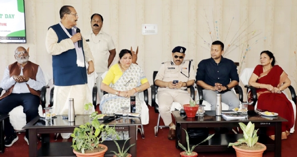 संबोधित करते मंत्री राधा कृष्ण किशोर
