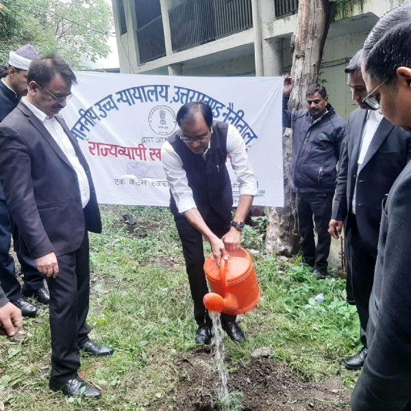विश्व पर्यावरण दिवस पर पौधरोपण करते जिला न्यायाधीश सुबीर कुमार।