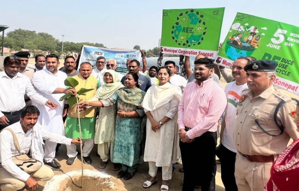 सोनीपत: विश्व  पर्यावरण दिवस पर पौधरोपण करते हुए मेयर, विधायक व पुलिस आयुक्त