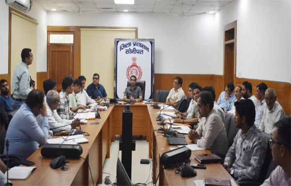 सोनीपत: उपायुक्त डा. मनोज कुमार अधिकारियों की बैठक में अध्यक्षता करते हुए।