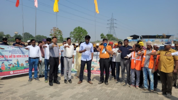 विश्व पर्यावरण दिवस के मौके पर एक पेड़ मां के नाम अभियान का शुरू करने का छाया चित्र