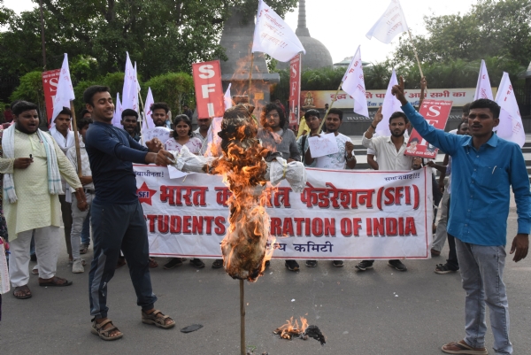 स्टूडेंट फेडरेशन ऑफ इंडिया (एसएफआई) के कार्यकर्ताओं का नाबालिग दलित बलात्कार पीड़िता की अस्पताल में इलाज के दौरान मौत के बाद विरोध प्रदर्शन के दौरान पुतला जलाया।
