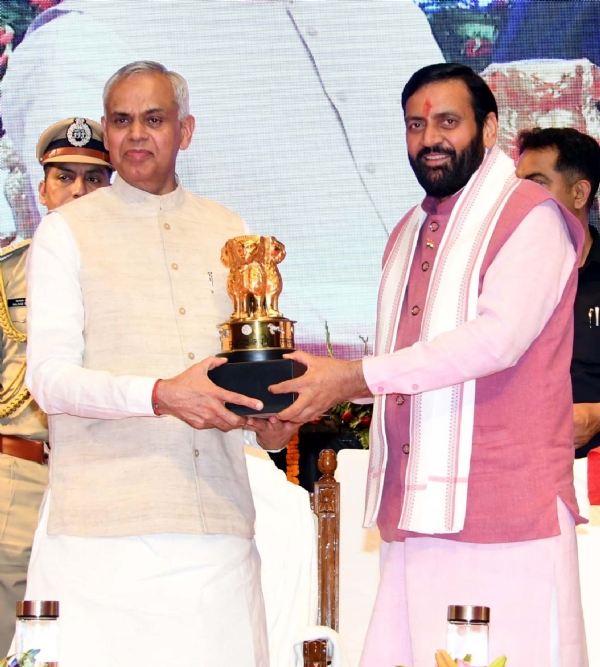 कार्यक्रम में पहुंचने पर राज्यपाल आचार्य देवव्रत का स्वागत करते मुख्यमंत्री नायब सिंह सैनी।