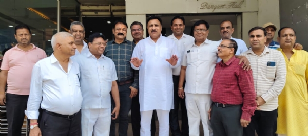 व्यापारियों के साथ बजरंग गर्ग।