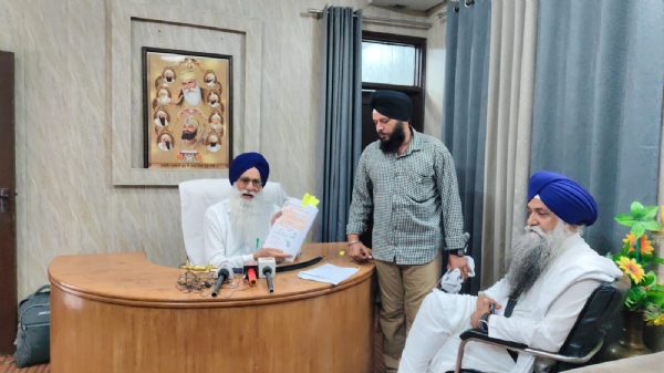 जींद की संगत द्वारा भेजी गई चि_ी को दिखाते हुए हरियाणा सिख गुरूद्वारा मैनेजमेंट कमेटी सदस्य सरदार करनैल सिंह निम्राबाद।