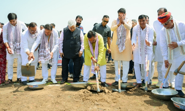 रामगढ़ बांध के जीर्णोद्धार कार्यक्रम में मुख्यमंत्री भजनलाल शर्मा एवं अन्य।