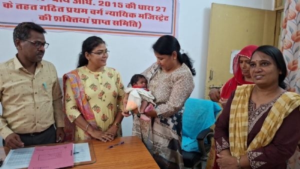 चित्तौड़गढ़ बाल कल्याण समिति के पालना गृह में परित्याग किए नवजात को संभालते समिति के सदस्य। चित्तौड़गढ़ बाल कल्याण समिति के पालना गृह में परित्याग किए नवजात को संभालते समिति के सदस्य।