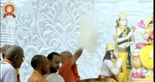 श्रीराम जन्मभूमि में श्री राम दरबार विग्रहों की प्राण प्रतिष्ठा पर मुख्यमंत्री योगी आदित्यनाथ ने उतारी आरती