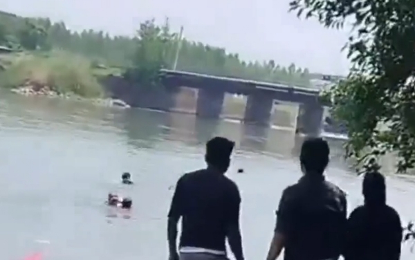 नहर में डूबता हुआ परिवार