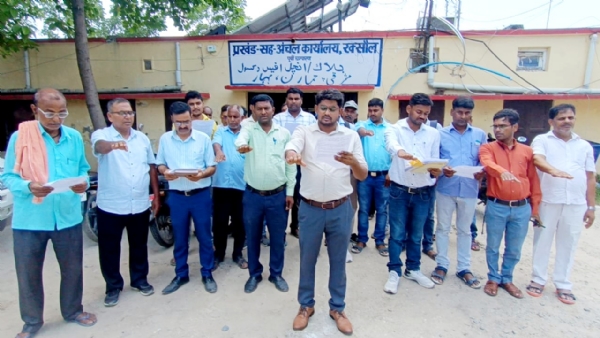 विश्व पर्यावरण दिवस पर शपथ लेते अधिकारी