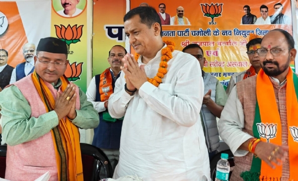 गोपेश्वर में गढ़वाल सांसद अनिल बलूनी का स्वागत करते हुए भाजपा कार्यकर्ता।