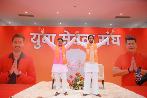 कार्यक्रम के दौरान युवाओं में जोश भरते मेयर उमेश गौतम व पार्थ गौतम