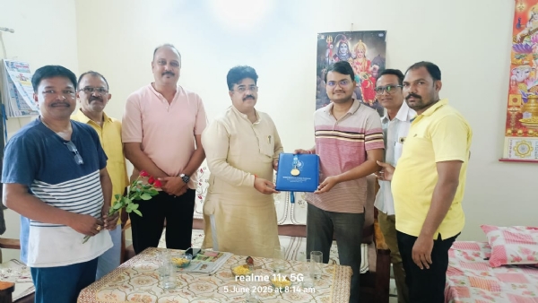 विभु शर्मा का सम्मान करते हुए महापौर रामू रोहरा व अन्य।