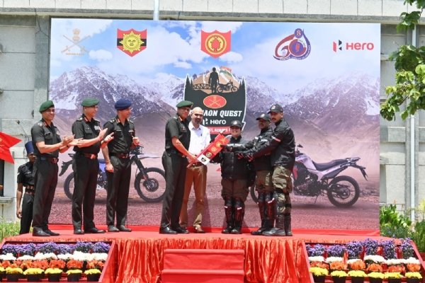 अभियान को हरी झंडी दिखाकर रवाना करते सेंट्रल कमांड के जनरल ऑफिसर कमांडिंग-इन-चीफ लेफ्टिनेंट जनरल अनिंद्य सेनगुप्ता।
