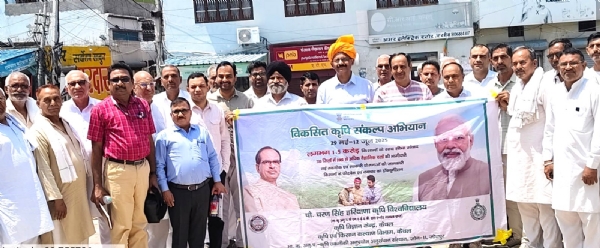 मौके पर पहुंचे निदेशक डा रतन तिवारी व अन्य।