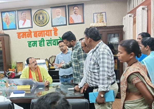 स्वास्थ्य मंत्री से मिलकर ज्ञापन सौंपते हुए छ.ग. प्रदेश स्वास्थ्य कर्मचारी संघ का प्रतिनिधि मंडल